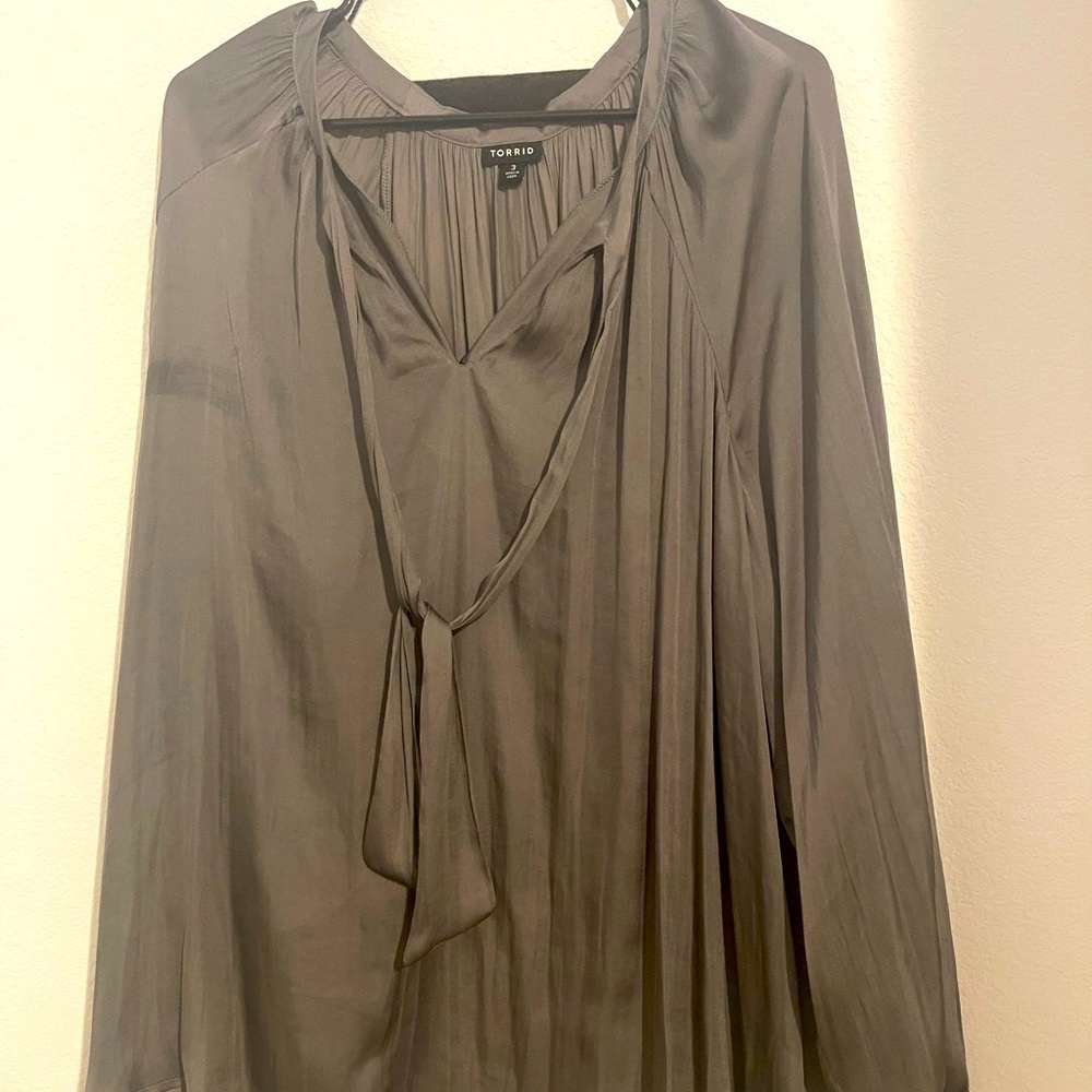 Size 3 Torrid grey silk blouse